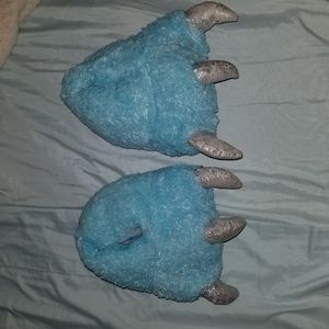 π Kids claw slippers